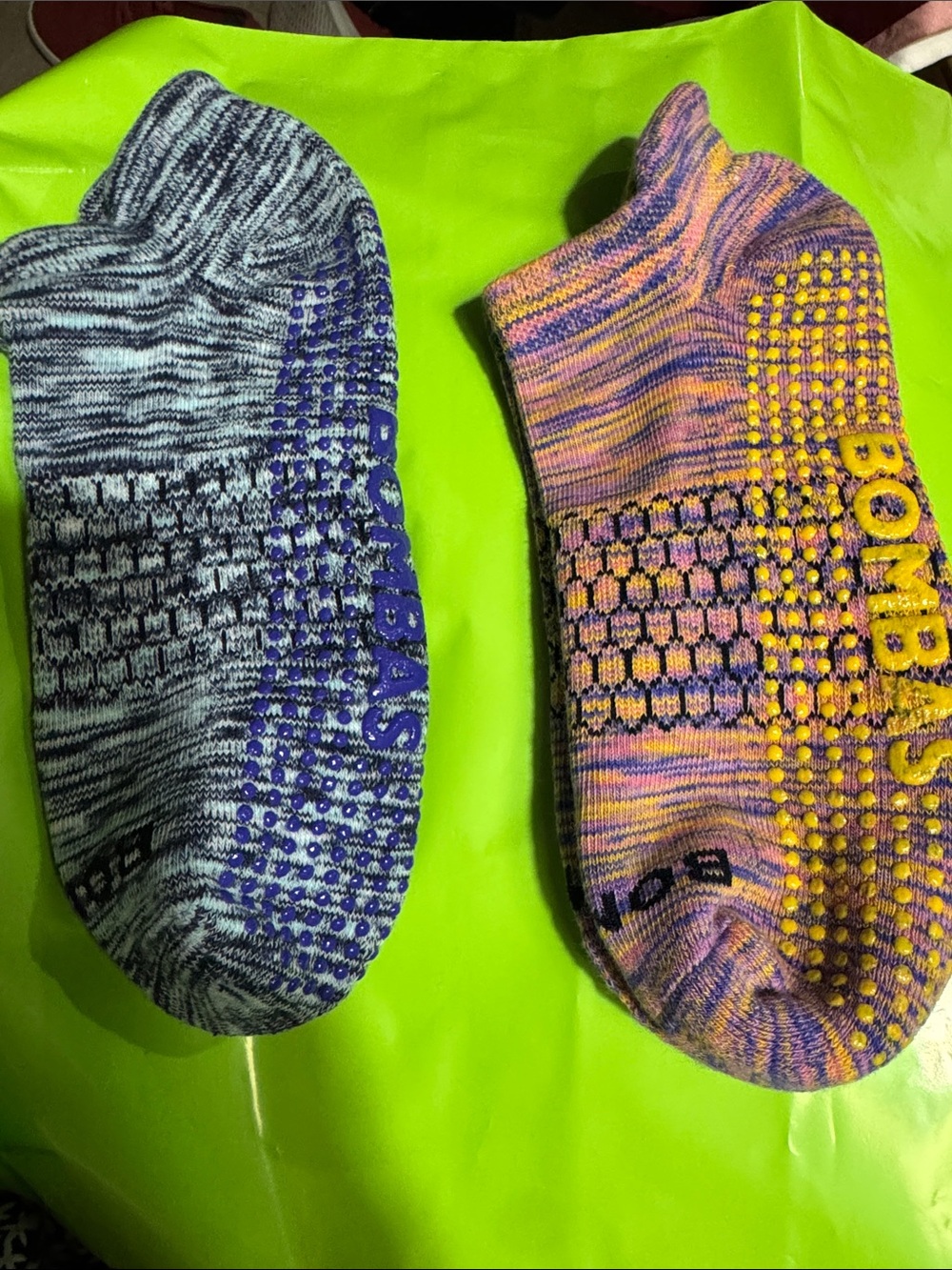 NWOT 2 Bombas unisex SZ MD  Gripper Socks Blue Marble & Pink/Yellow Marble
